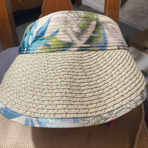 CHICO’S. Summer Straw clutch/ shoulder bag w coordinated adjustable sun visor. - Picture 8 of 10